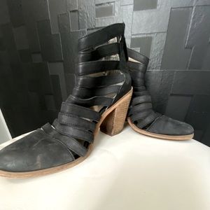 NORDSTROM HINGE Hybrid Black Heeled Ankle Boots